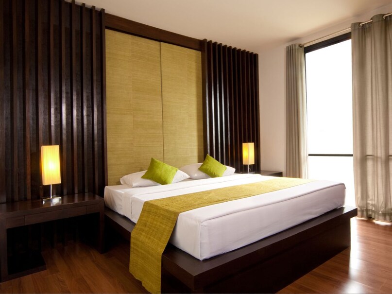 why you should Throw a water bottle under the bed when enter a hotel room