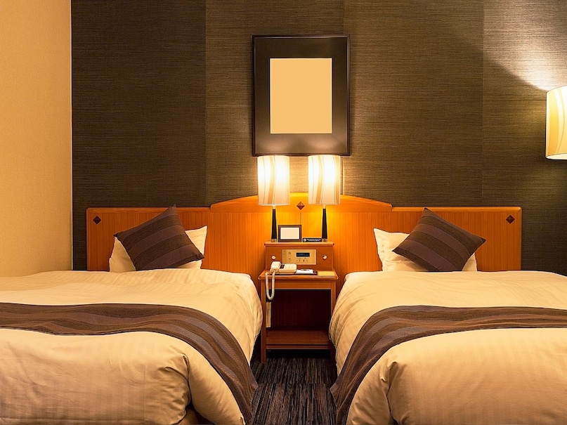 why you should Throw a water bottle under the bed when enter a hotel room
