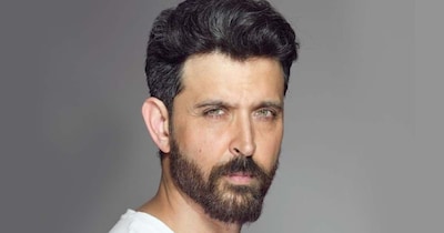 अभिनेता ऋतिक रोशन और कंपनी की ओर से वकीलों ने उपभोक्ता कोर्ट में वकालतनामा पेश किया