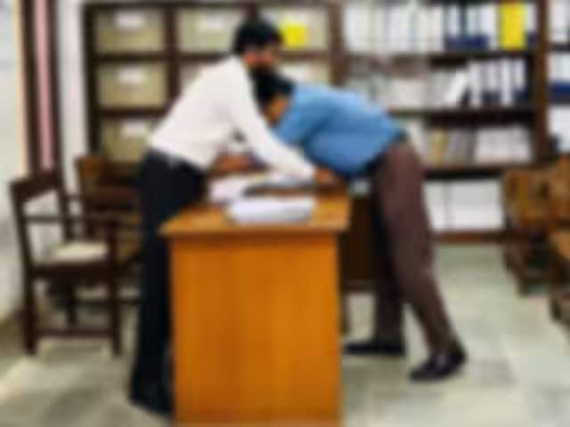महिला कर्मचारी से कहा 'आई लव यू', सरकारी ऑफिस में बवाल, अधिकारी की नाक टूटी महिला कर्मचारी से कहा 'आई लव यू', सरकारी ऑफिस में बवाल, अधिकारी की नाक टूटी