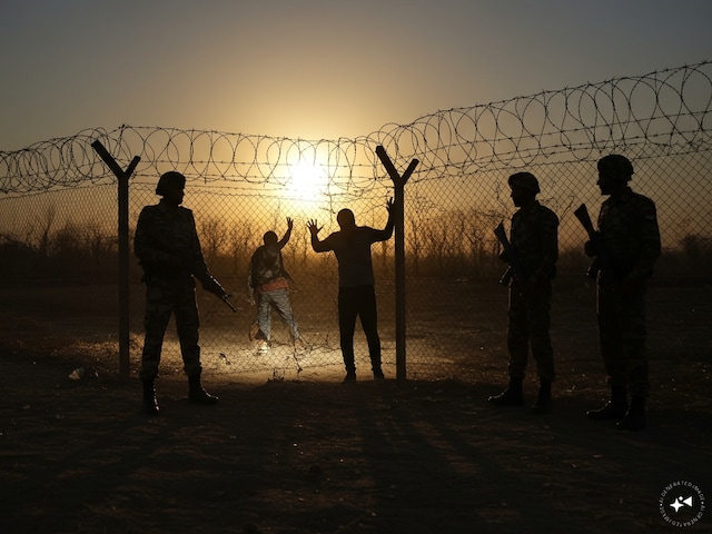 पाक ने फिर की नापाक हरकत, तीन बार लगानी चाही सेंध, BSF ने बर्बाद किए मंसूबे पाक ने फिर की नापाक हरकत, तीन बार लगानी चाही सेंध, BSF ने बर्बाद किए मंसूबे