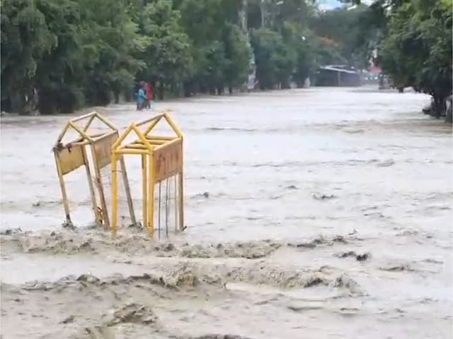 मानसूनी बारिश का कहर, सड़क पर नदी की तरह बहने लगा पानी, मचा कोहराम मानसूनी बारिश का कहर, सड़क पर नदी की तरह बहने लगा पानी, मचा कोहराम
