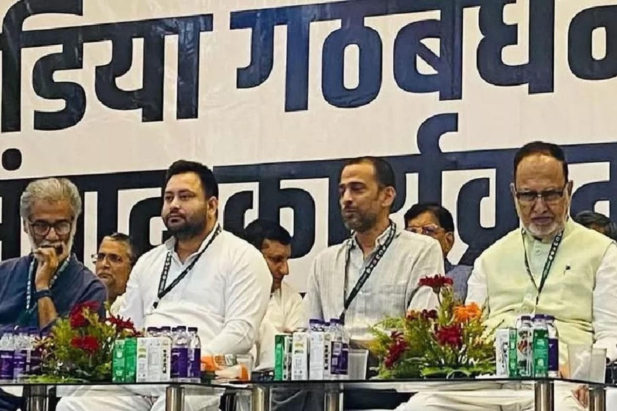 इंडिया अलायंस मीटिंग में खास बैनर पर किस बात की हो रही चर्चा समझिये संकेत