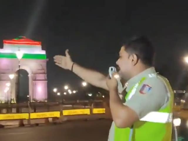 कोई यहां खड़ा नहीं रहेगा, चलिए-चलिए...अचानक इंडिया गेट पर गूंजने लगी आवाज कोई यहां खड़ा नहीं रहेगा, चलिए-चलिए...अचानक इंडिया गेट पर गूंजने लगी आवाज