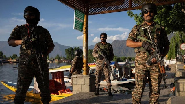 भारत ने अभी हमला किया नहीं, भागने लगे पाकिस्तानी, सीमा पर वीरान पड़े बंकर