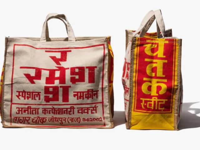 जिस थैले में लोग लाते हैं घर का राशन, उसे खरीद रहे अमेरिकी, चुका रहे इतना दाम! जिस थैले में लोग लाते हैं घर का राशन, उसे खरीद रहे अमेरिकी, चुका रहे इतना दाम!