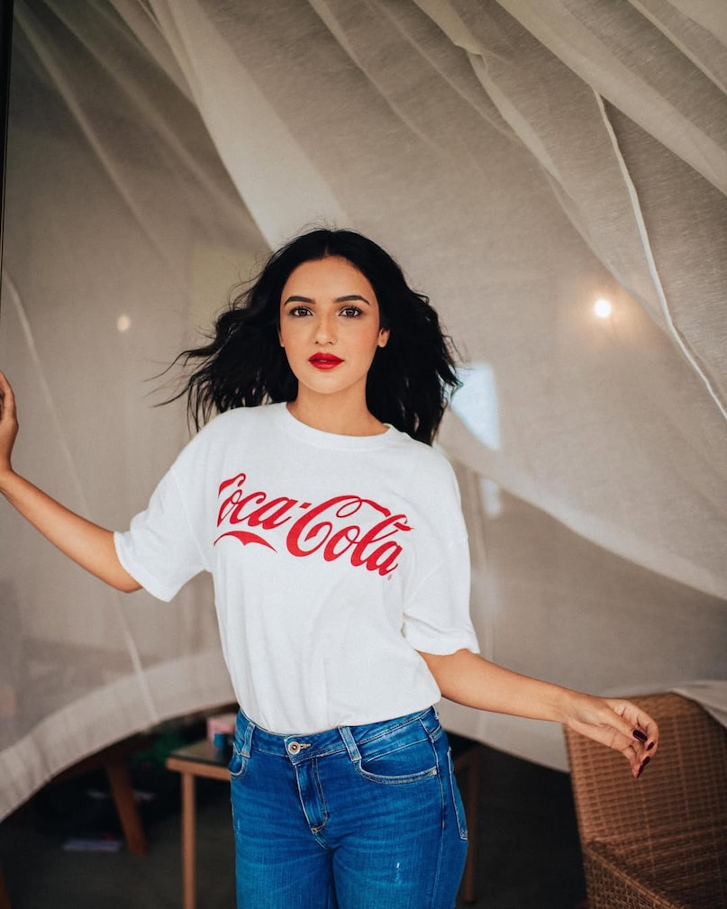 Jasmine Bhasin also broke the silence on comparison with actress Deepika Kakkar. She says that she does not matter with any such comparison. Let me tell you, Deepika Kakkar married Shoaib Ibrahim of 'Sasural Simar Ka'. The actress accepted Islam for marriage with the actor.