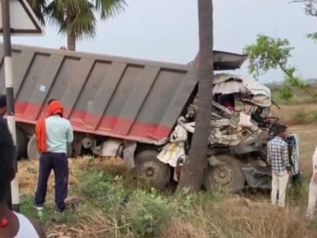 इस मोड़ पर न स्पीड ब्रेकर न तेज गति पर लगाम, नतीजा जहानाबाद हादसे में 3 की मौत इस मोड़ पर न स्पीड ब्रेकर न तेज गति पर लगाम, नतीजा जहानाबाद हादसे में 3 की मौत