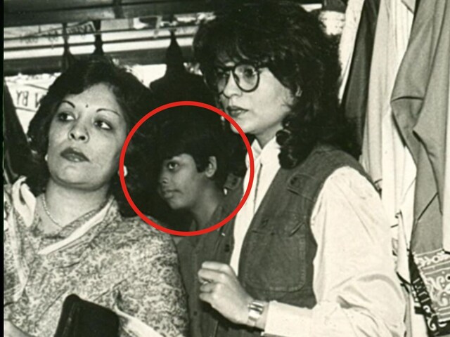 Who is this child hiding behind Zeenat Aman? Its coin runs in Bollywood Who is this child hiding behind Zeenat Aman? Its coin runs in Bollywood