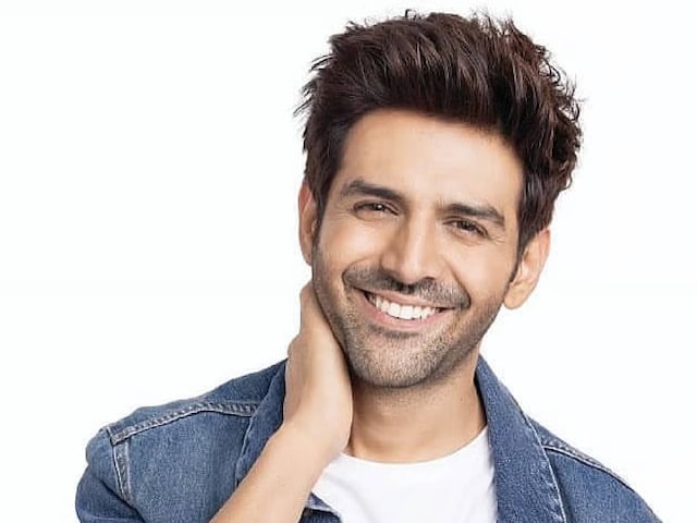 Karthik Aryan appeared with 'Nagjila' Hoody and Iconic 'Aashiqui' guitar Karthik Aryan appeared with 'Nagjila' Hoody and Iconic 'Aashiqui' guitar