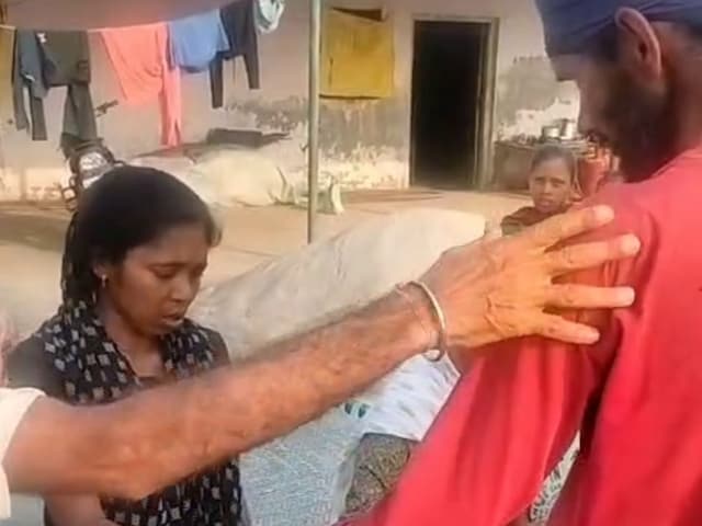 लखीमपुर खीरी में पति ने पत्नी की शादी अपने भाई से करवाई, तीन साल से था अफेयर लखीमपुर खीरी में पति ने पत्नी की शादी अपने भाई से करवाई, तीन साल से था अफेयर