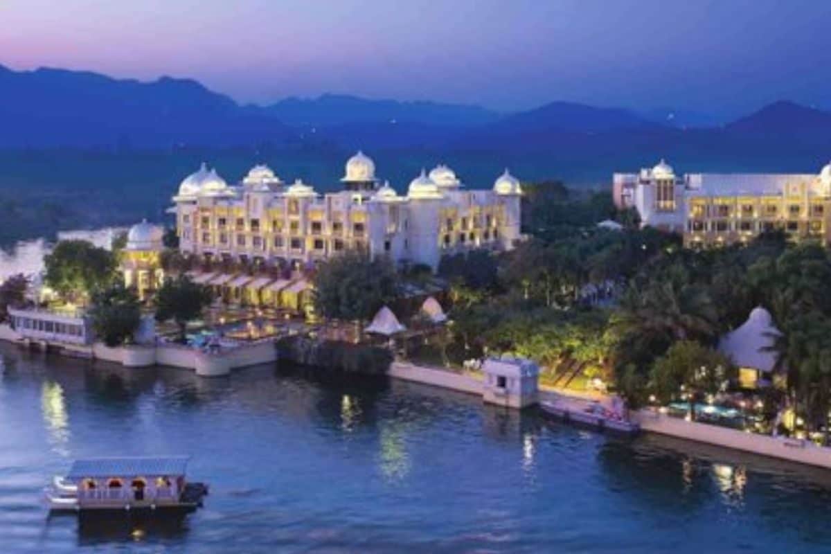 रिटायर्ड फौजी ने बनाया था लीला होटल बेटों ने बेच डाली प्रॉपर्टी और नाम