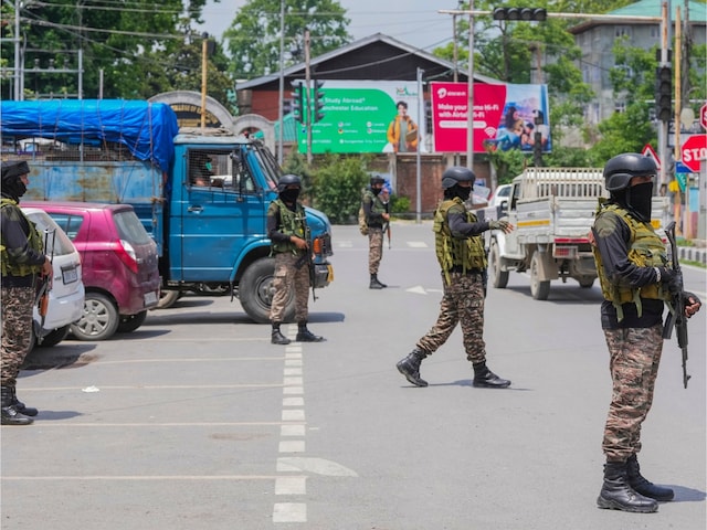 कश्मीर के बाद अब कराची के करीब जाएंगे राजनाथ सिंह, आखिर इरादा क्या है? कश्मीर के बाद अब कराची के करीब जाएंगे राजनाथ सिंह, आखिर इरादा क्या है?