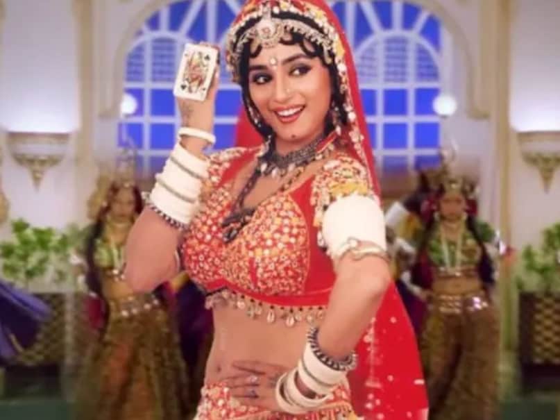 madhuri dixit hit Song, Khal Nayak Movie, madhuri dixit sanjay dutt double meaning song, choli ke peeche kya hai song, choli ke peeche kya hai controversy, choli ke peeche kya hai banned by doordarshan, madhuri dixit accused of breaking house of sanjay dutt, माधुरी दीक्षित, माधुरी दीक्षित का विवादित गाना, माधुरी दीक्षित पर क्यों लगा घर तोड़ने का आरोप, माधुरी दीक्षित और संजय दत्त