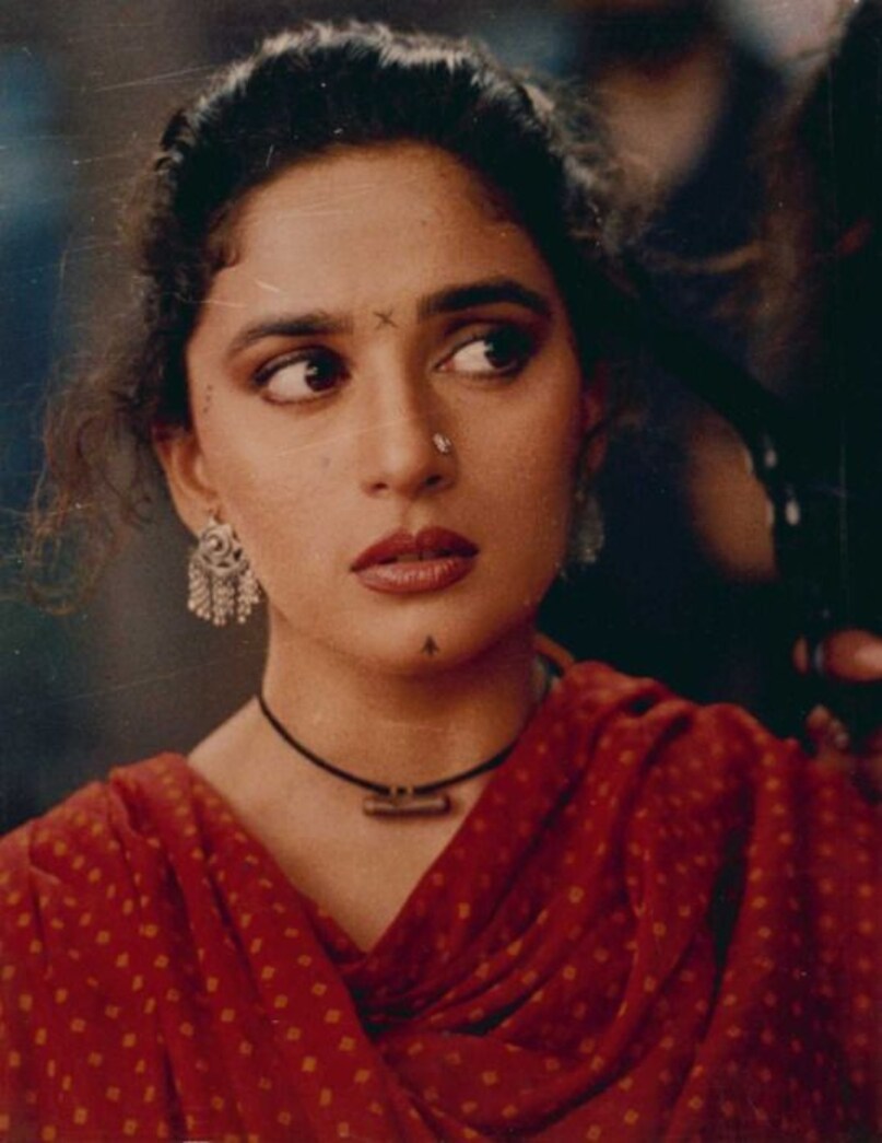 madhuri dixit hit Song, Khal Nayak Movie, madhuri dixit sanjay dutt double meaning song, choli ke peeche kya hai song, choli ke peeche kya hai controversy, choli ke peeche kya hai banned by doordarshan, madhuri dixit accused of breaking house of sanjay dutt, माधुरी दीक्षित, माधुरी दीक्षित का विवादित गाना, माधुरी दीक्षित पर क्यों लगा घर तोड़ने का आरोप, माधुरी दीक्षित और संजय दत्त