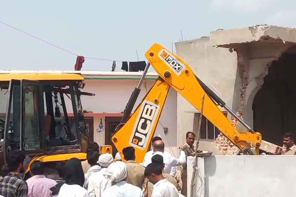 UP में एक और मस्जिद पर चला बुलडोजर, सरकारी जमीन पर अवैध रूप से हुआ था निर्माण