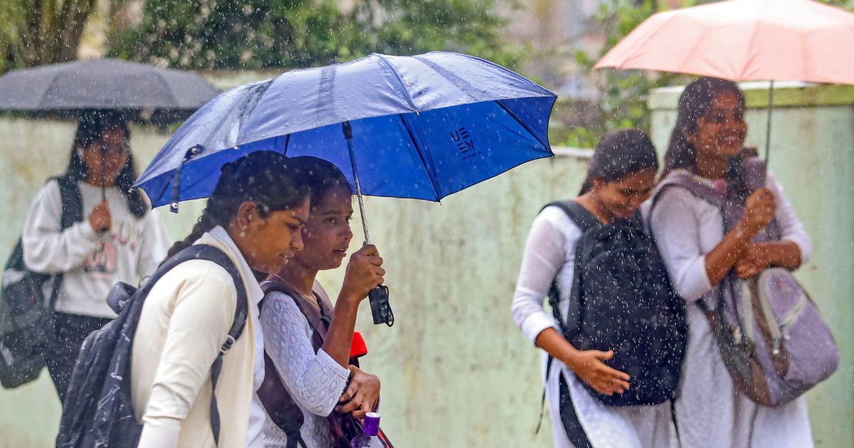 Weather Report: मूसलाधार बारिश ने बढ़ाई आफत, 6 राज्यों में Red-Orange अलर्ट, दिल्ली-NCR में भी झमाझम के आसार