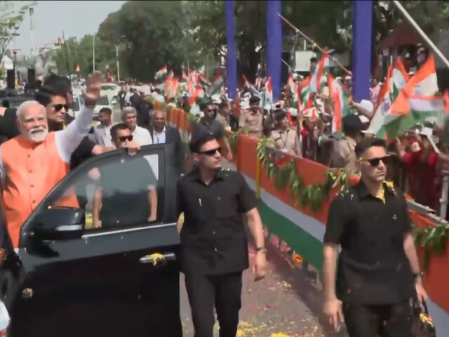 ऑपरेशन सिंदूर के रंग में रंगा वडोदरा, पीएम मोदी के रोड शो में उमड़ा जनसैलाब ऑपरेशन सिंदूर के रंग में रंगा वडोदरा, पीएम मोदी के रोड शो में उमड़ा जनसैलाब