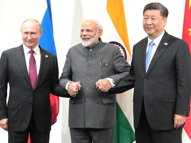 भारत-चीन-रूस फिर होंगे साथ? भनक लगते ही तिलमिला उठा अमेरिका, टैरिफ की धमकी भारत-चीन-रूस फिर होंगे साथ? भनक लगते ही तिलमिला उठा अमेरिका, टैरिफ की धमकी