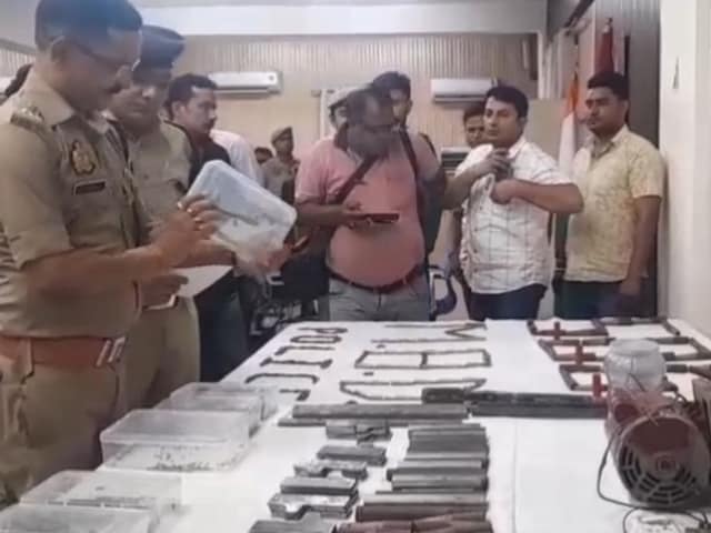 मकान में घुसे रहते थे 9 लोग, बाहर निकलते ही छापते थे लाखों, दहशत से कांपते थे लोग, खुल गई ट्रिक मकान में घुसे रहते थे 9 लोग, बाहर निकलते ही छापते थे लाखों, दहशत से कांपते थे लोग, खुल गई ट्रिक