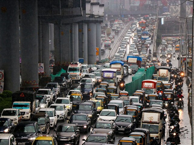 भारी बारिश से मुंबई की हालत खराब, सड़कों पर थमीं गाड़ियां, ट्रेन-फ्लाइट सब लेट