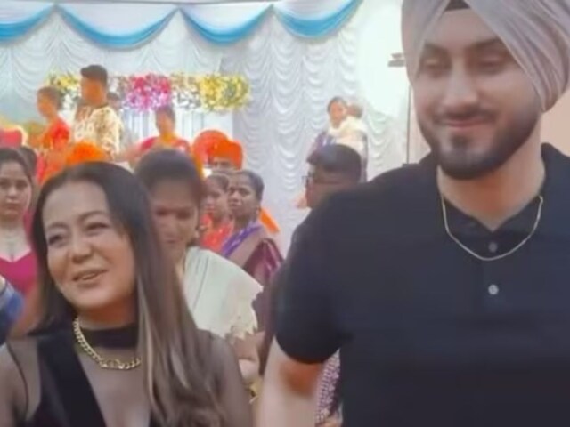 The driver's marriage reached Neha Kakkar with husband Rohanpreet, Gold Gift!