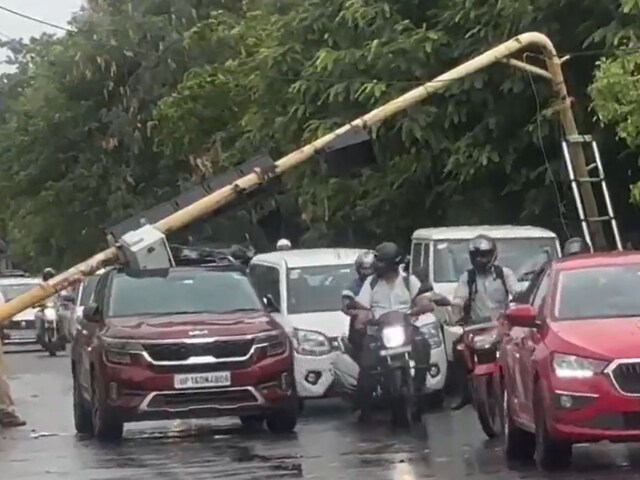 तेज आंधी, बारिश…धड़ाधड़ गिरे पेड़, एक गाड़ी तो बाल-बाल बची, सामने आया वीडियो