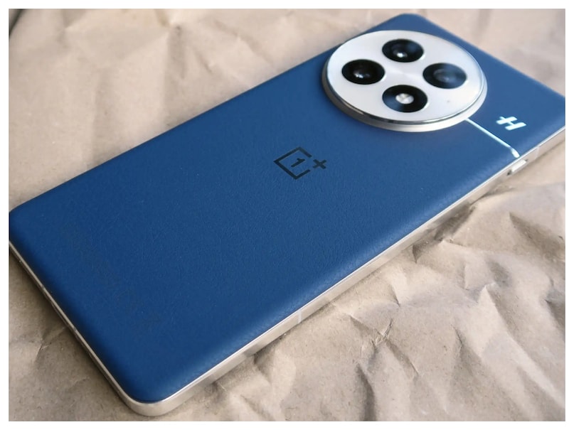 खासकर उन यूजर्स के लिए जो हाई परफॉर्मेंस, शानदार कैमरा और लंबी बैटरी लाइफ चाहते हैं, यह फोन एक कंप्लीट पैकेज साबित हो सकता है. दरअसल अमेज़न पर वनप्लस 13 को फिलहाल ₹60,999 में लिस्ट किया गया है, जो इसके लॉन्च प्राइस से करीब ₹9,000 कम है.