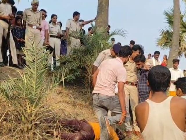 बाइक से जा रहे थे दो युवक तभी हथियारबंद अपराधियों ने मार दी गोली, एक की मौत बाइक से जा रहे थे दो युवक तभी हथियारबंद अपराधियों ने मार दी गोली, एक की मौत
