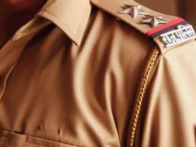 'राउडी राठौड़' बन रहे थे पुलिसवाले, प्रेमी युगल पर दिखाई धौंस, निकल गई हेकड़ी! 'राउडी राठौड़' बन रहे थे पुलिसवाले, प्रेमी युगल पर दिखाई धौंस, निकल गई हेकड़ी!