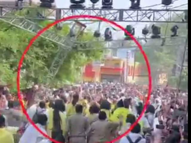 बाल-बाल बचे प्रेमानंद महाराज, पदयात्रा के दौरान गिरने लगा ट्रस, मची अफरा-तफरी बाल-बाल बचे प्रेमानंद महाराज, पदयात्रा के दौरान गिरने लगा ट्रस, मची अफरा-तफरी