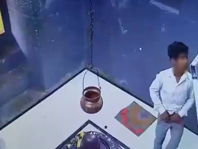 शिवलिंग के पास पहुंचा, पेंट उतारी फिर…नाबालिग की हरकत से पुणे में उबाल शिवलिंग के पास पहुंचा, पेंट उतारी फिर…नाबालिग की हरकत से पुणे में उबाल
