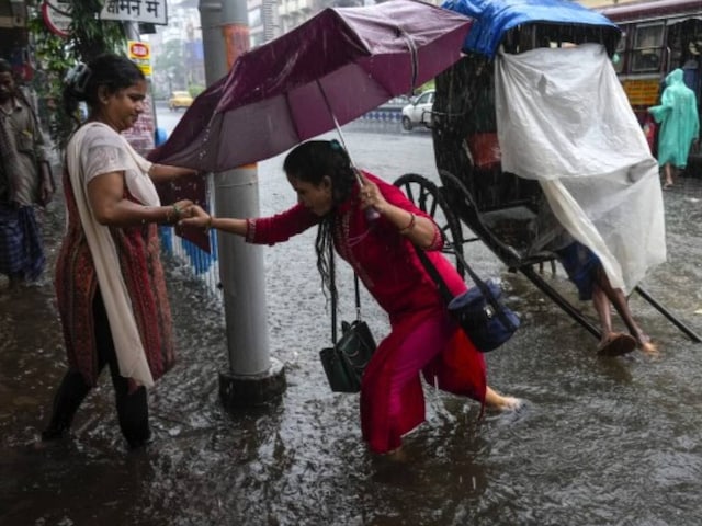 ओले तो ट्रेलर थे, अब बिजली गिरने की बारी, 13 राज्यों में NO ट्रैवल एडवाइजरी ओले तो ट्रेलर थे, अब बिजली गिरने की बारी, 13 राज्यों में NO ट्रैवल एडवाइजरी