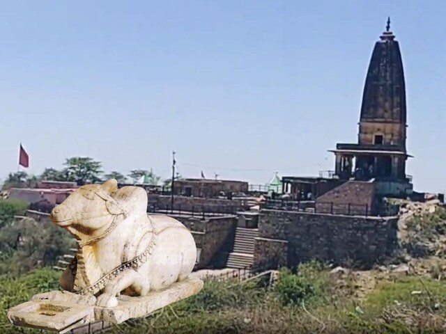 शिव मंदिर खटू के पास बनाया गया है, जैसे ही नंदी उसके कान में बोलती है