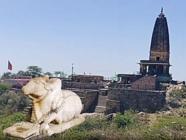 शिव मंदिर खटू के पास बनाया गया है, जैसे ही नंदी उसके कान में बोलती है शिव मंदिर खटू के पास बनाया गया है, जैसे ही नंदी उसके कान में बोलती है