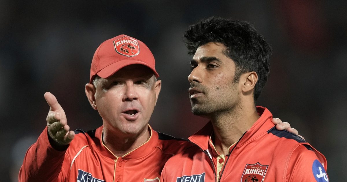 Ricky Ponting Stepped out of the flight: जज्बा हो तो पोंटिंग जैसा, आखिरी समय में फ्लाइट में चढ़ने से पीछे खिंचा पैर, 4 खिलाड़ियों को भारत में रोका