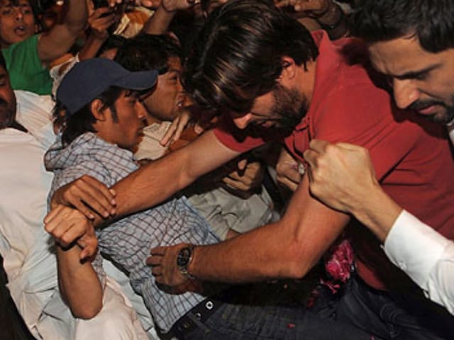 Afridi beaten ... When Pakistani fan gets angry on former cricketer, video Afridi beaten ... When Pakistani fan gets angry on former cricketer, video