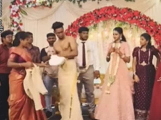 shocking-groom-removes-clothes-on-stage-in-front-of-dulhan-reaction-viral-video-2025-05-f5a1b4e72fd368d0282f0234694b2765 Bride and Grom Shocking Moments | Wedding Stage Shocking Moment | Aziab Shaadi Ka Video | The bride was desperate for honeymoon, the groom started taking off clothes on the stage itself, the wedding video viral