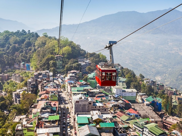 टूरिस्टों से शहर खाली करा रही सिक्किम सरकार, कहा- 29 मई से पहले छोड़ें गंगटोक टूरिस्टों से शहर खाली करा रही सिक्किम सरकार, कहा- 29 मई से पहले छोड़ें गंगटोक