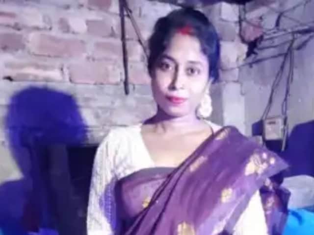 चोरनी की चालाकी, चोरी की साड़ी पहन कर किया फोटो पोस्ट, पहुंच गई सीधा जेल! चोरनी की चालाकी, चोरी की साड़ी पहन कर किया फोटो पोस्ट, पहुंच गई सीधा जेल!