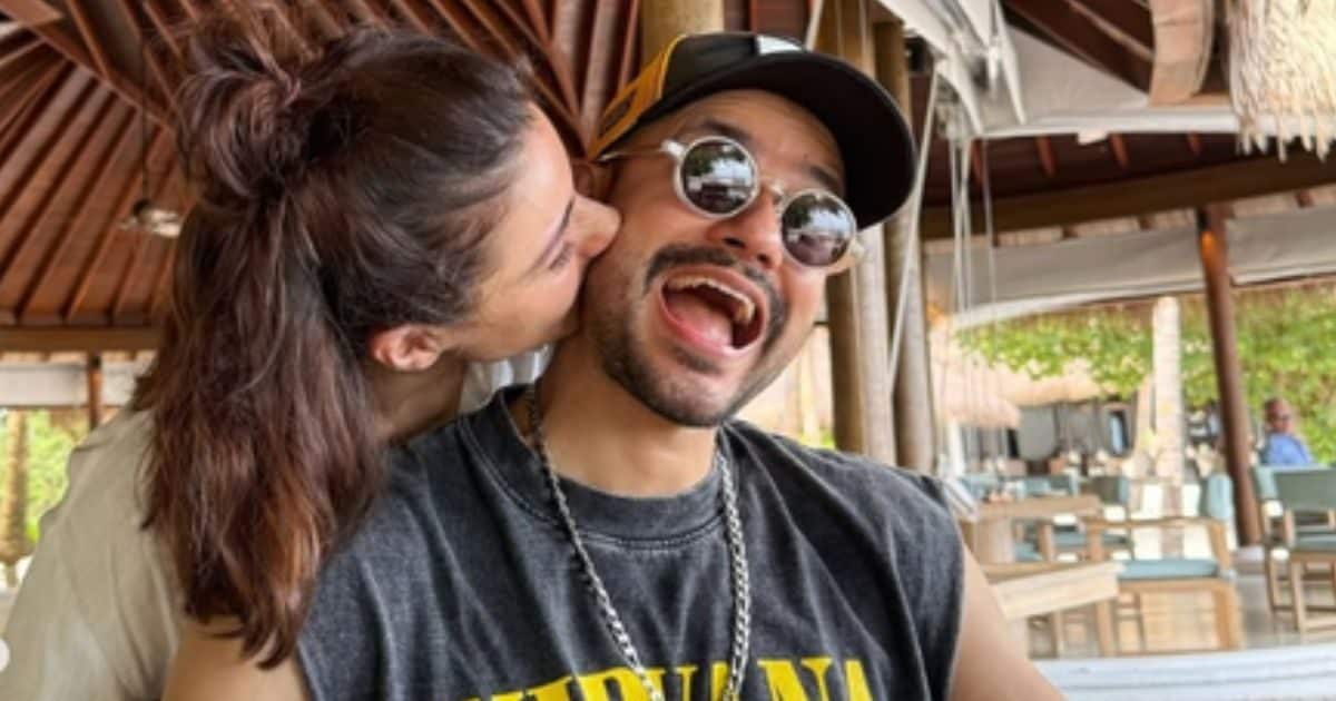 42 के हुए कुणाल खेमू, सोहा अली खान ने किया KISS तो करीना ने खींची ननदोई की टांग, मजेदार पोस्ट