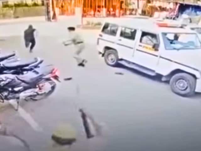 '100 में लगा धागा, चोर निकल के भागा!' पुलिसवालों की नाक के नीचे से हुआ फरार! '100 में लगा धागा, चोर निकल के भागा!' पुलिसवालों की नाक के नीचे से हुआ फरार!