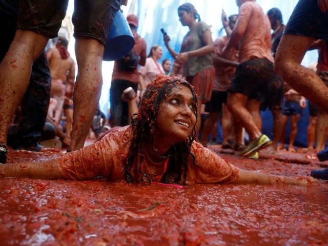 Holi will be played with tomatoes for the first time in India, fierce debate on social media Holi will be played with tomatoes for the first time in India, fierce debate on social media