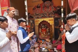 बच्चों की जिद से परेशान थे पेरेंट्स, पहुंचे गणपति बप्पा के दर