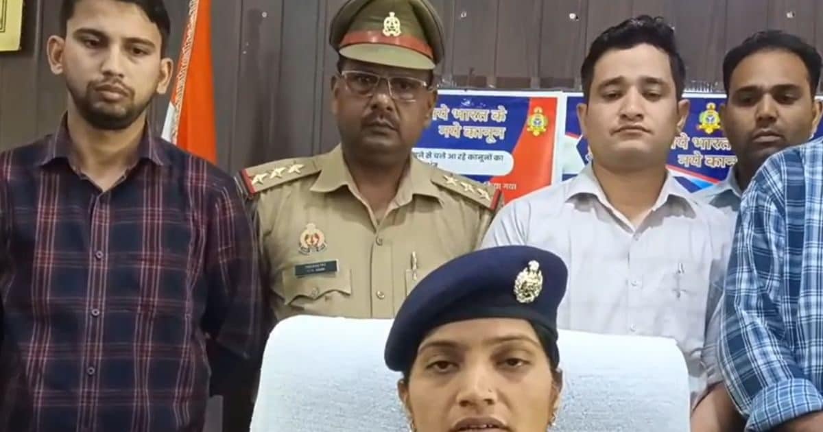 MI VS RR का मैच देख रहे थे 2 युवक, घर के अंदर पहुंची पुलिस, नजारा देख उड़े दरोगा के होश