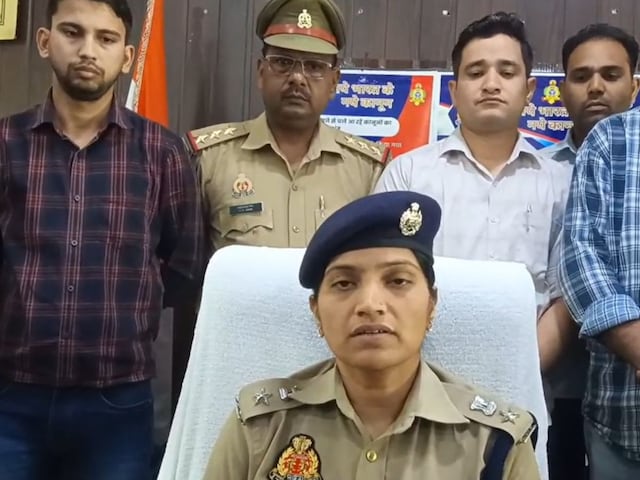 MI VS RR का मैच देख रहे थे 2 युवक, घर के अंदर पहुंची पुलिस, नजारा देख उड़े दरोगा के होश MI VS RR का मैच देख रहे थे 2 युवक, घर के अंदर पहुंची पुलिस, नजारा देख उड़े दरोगा के होश
