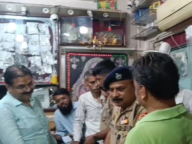 ज्वेलर्स की दुकान में घुसे 5 बदमाश, लूटा लाखों रुपए का सोना-चांदी ज्वेलर्स की दुकान में घुसे 5 बदमाश, लूटा लाखों रुपए का सोना-चांदी
