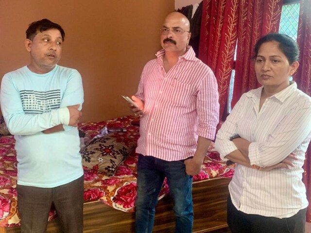 सड़क किनारे बना था आलीशान मकान, आराम से अंदर घुसी पुलिस, नजारा देख अफसर के उड़े होश