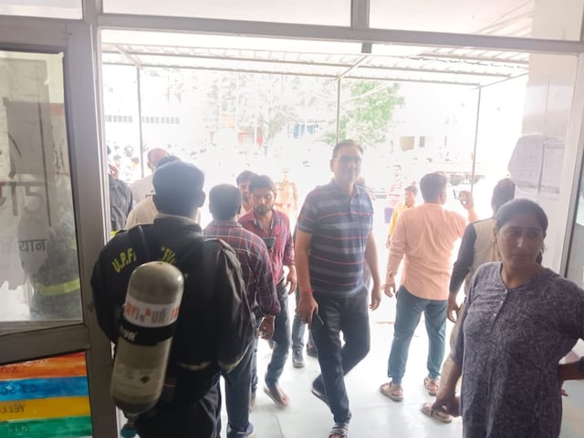 राजकीय मेडिकल कॉलेज में जहरीली गैस का तेज रिसाव, बाहर निकाले जा रहे मरीज राजकीय मेडिकल कॉलेज में जहरीली गैस का तेज रिसाव, बाहर निकाले जा रहे मरीज