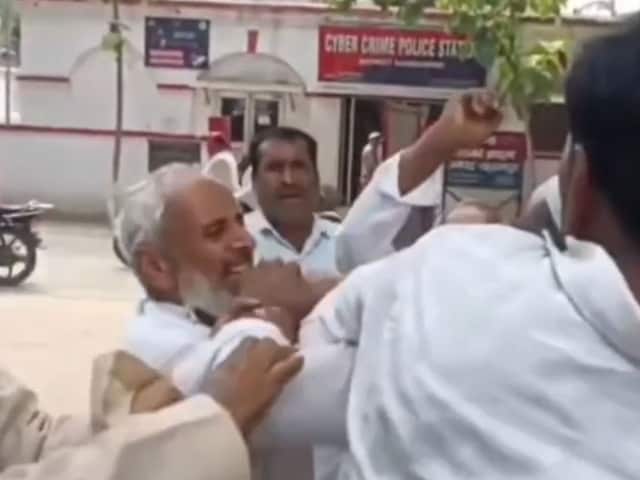 Saharanpur News: महिला थाना के सामने हुआ दंगल, आपस में भिड़े दो पक्ष, चले लात-घूंसे, पुलिस से नाराज लोग